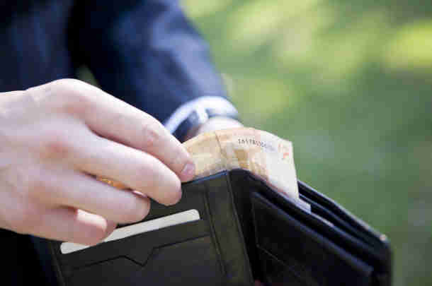 Steffy werkt als junior belastingadviseur voor 2.250 euro. Is dat wel eerlijk?