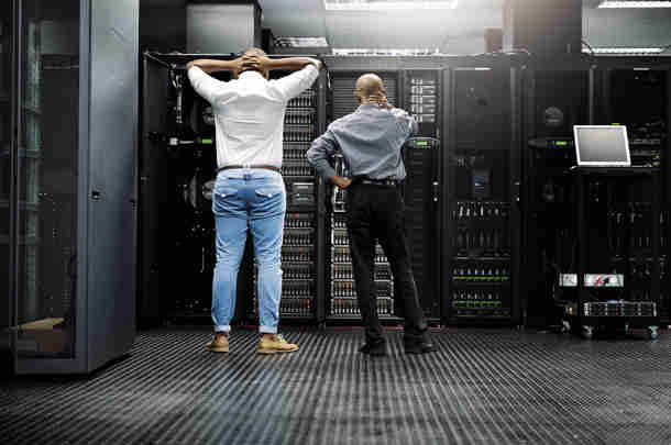 Mannen in serverruimte