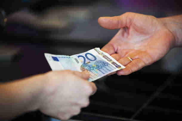 IT'er krijgt salaris overhandigt