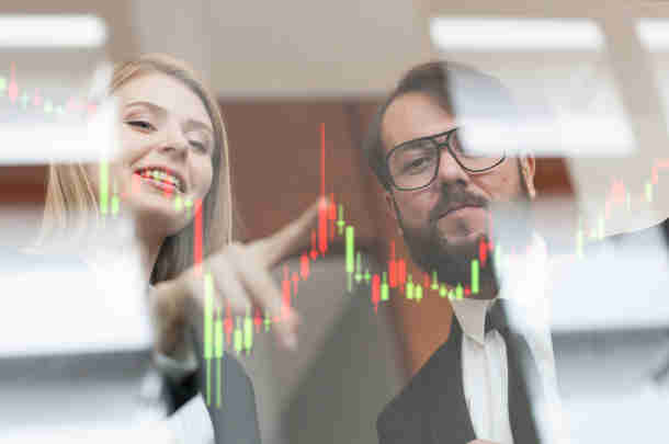 Collega's bekijken prestaties operational excellence op digitaal bord