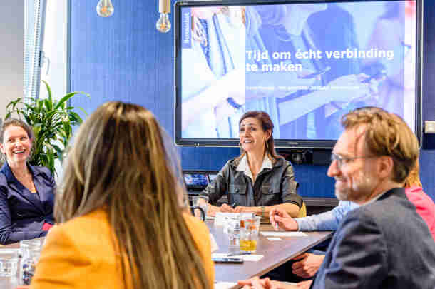 Deelnemers praten en lachen tijdens expertsessie overheid 12 april 2023