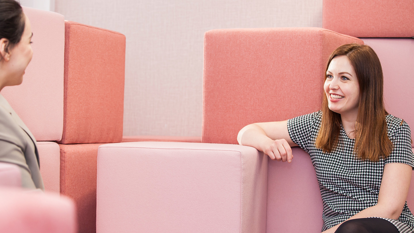 Hr-adviseurs bepalen sollicitatieprocedures voor de traineeships op laptops