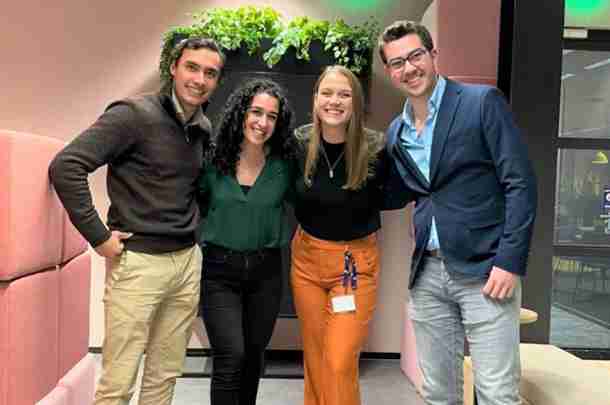 Vier nieuwe trainees staan naast elkaar