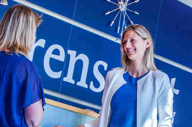 Werknemers die aan het overleggen zijn hoe de duurzame inzetbaarheid verbeterd kan worden