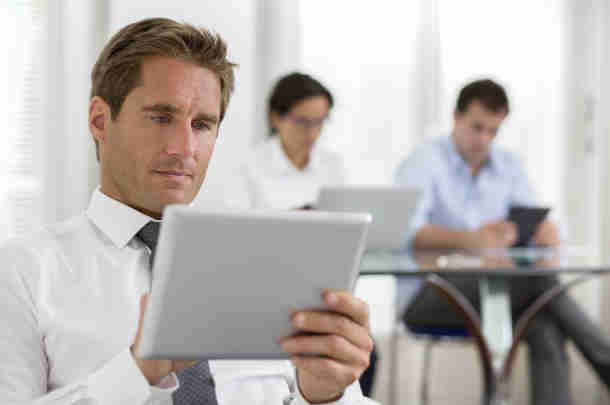 Man bekijkt webinar over Wet Open Overheid terug op ipad