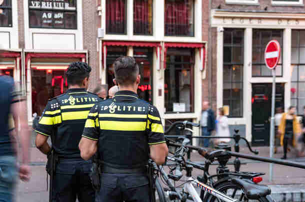 Politiemannen die lokale veiligheid handhaven