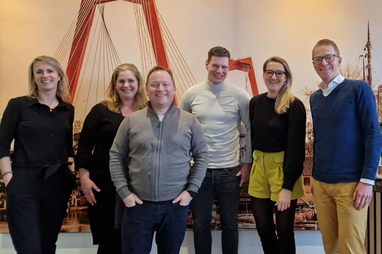 Handen ineenslaan bij dienstverlening CSRD