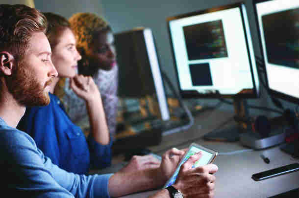 Studenten bekijken of computers voldoende goed beschermd zijn tegen ransomware