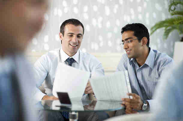 Werknemers die aan het overleggen zijn hoe de duurzame inzetbaarheid verbeterd kan worden