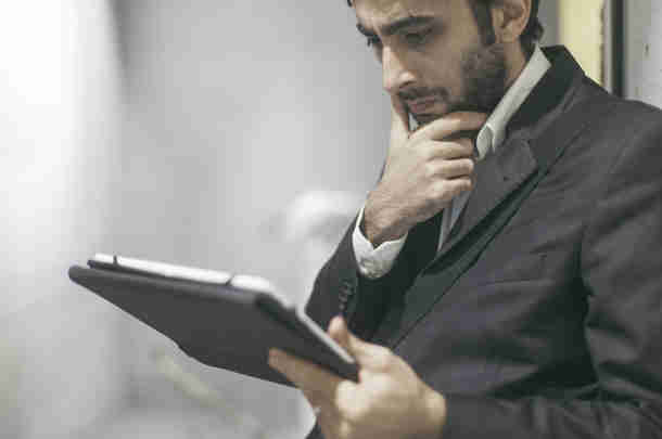 Man bekijkt doelmatigheidsonderzoek op ipad