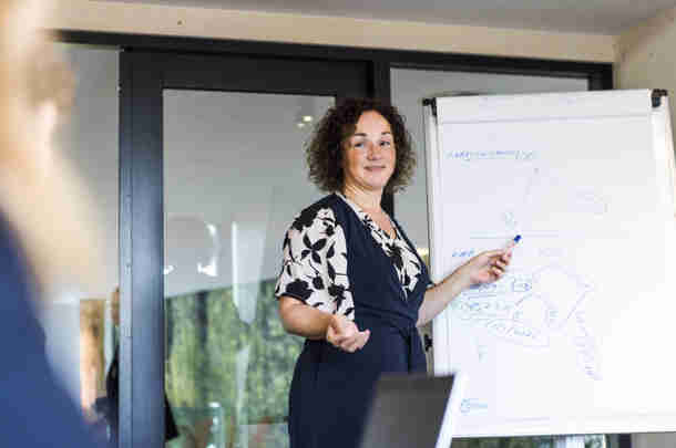 Employee teaches team about working agile and flexible