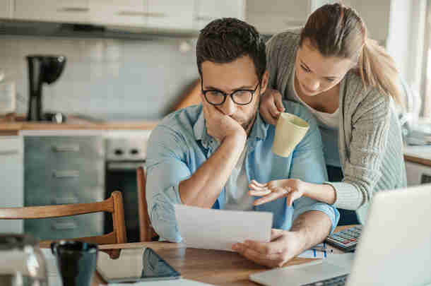 Man en vrouw met schulden
