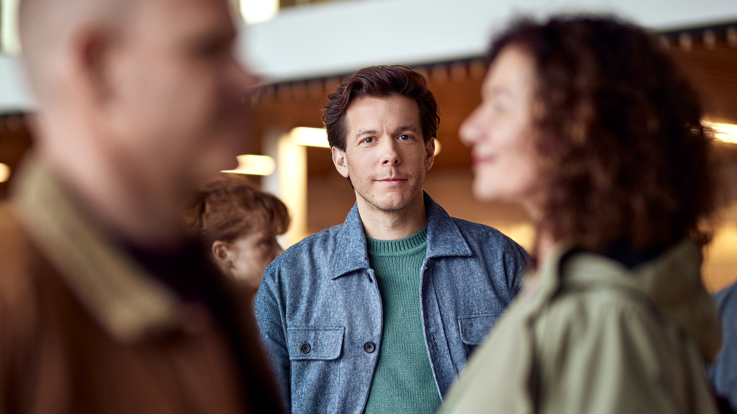 Collega Vincent vertelt groep mensen over ons bedrijf